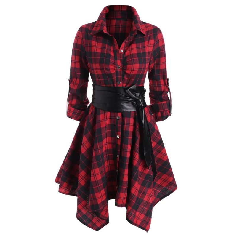 Robe tartan rouge et noir à manches longues avec ceinture noire large nouée, coupe évasée asymétrique