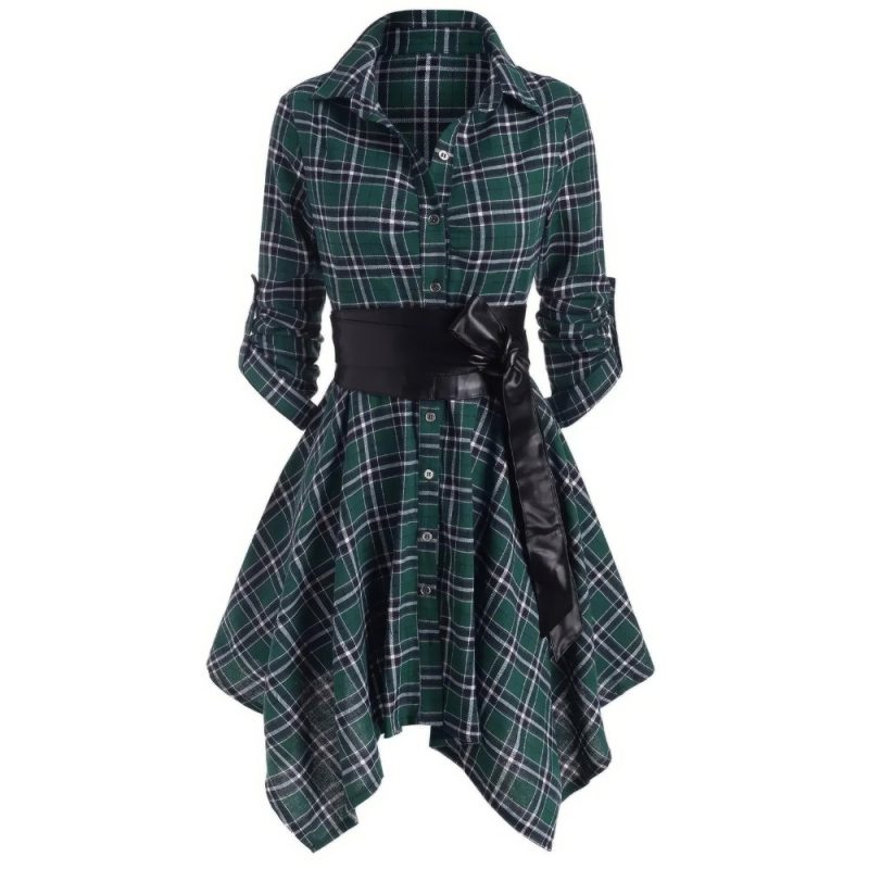 Robe tartan manches longues vert et noir avec ceinture large noire nouée à la taille et ourlet asymétrique