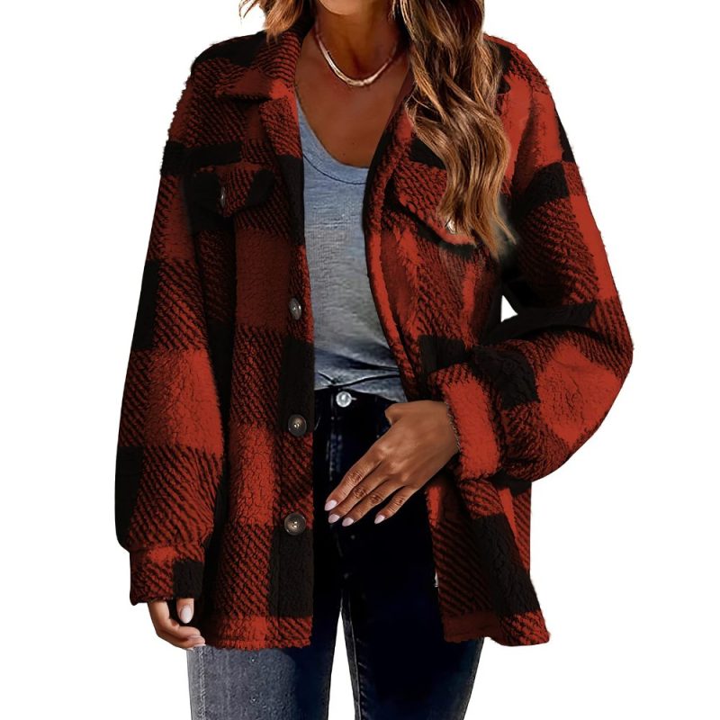 Veste écossaise col rabattu à boutons rouge et noir en motif tartan portée par une femme, style casual chic