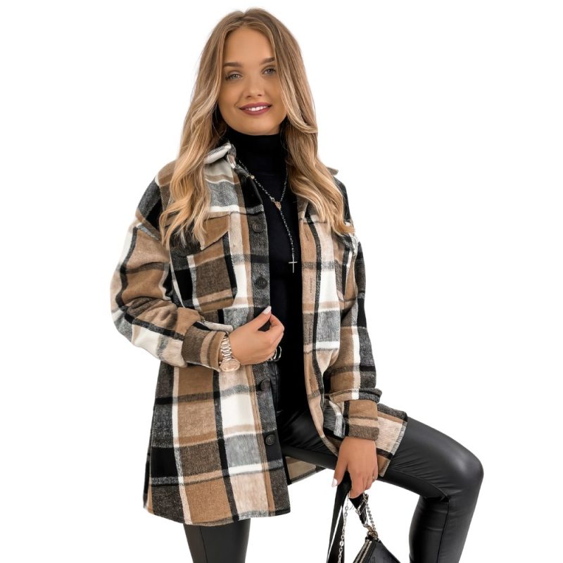 Veste écossaise longue à carreaux beige et noir portée par une femme, en tissu à motif tartan, coupe droite avec col classique et manches longues