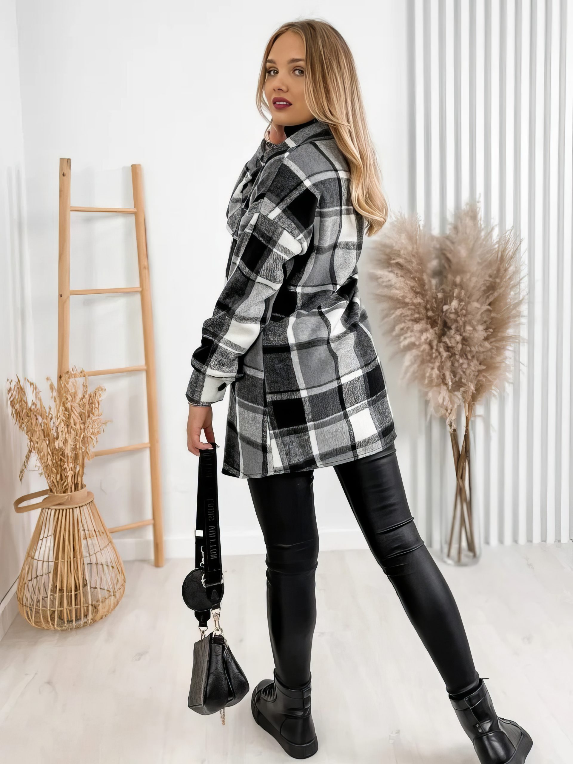 Veste écossaise longue à carreaux noir et blanc portée de dos avec ceinture, style urbain et moderne