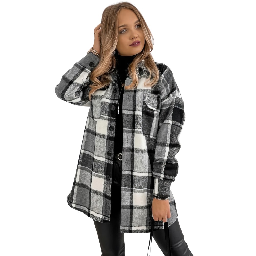 Veste écossaise longue à carreaux noir et blanc en flanelle portée par une femme, style casual chic avec col classique et manches longues